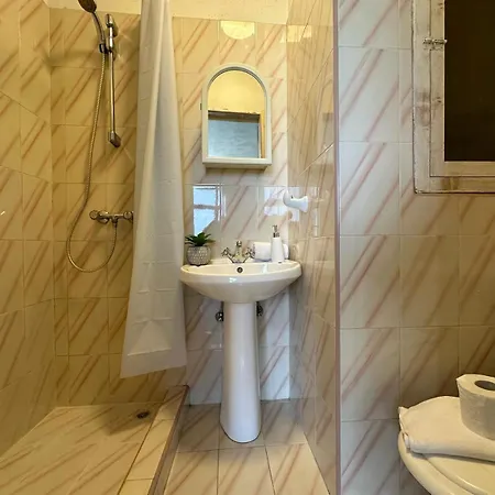 Sunny House With Jacuzzi - Steps From The Sea Appartement