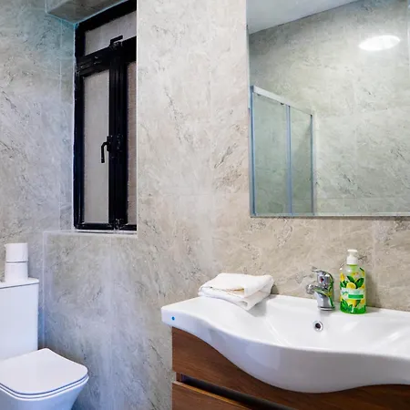 Sunny House With Jacuzzi - Steps From The Sea Appartamento