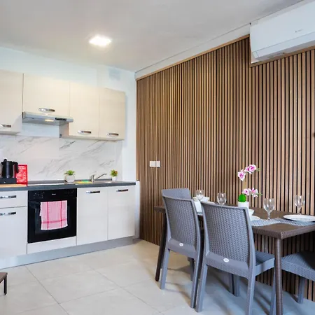 Sunny House With Jacuzzi - Steps From The Sea Apartman San Pawl il-Baħar