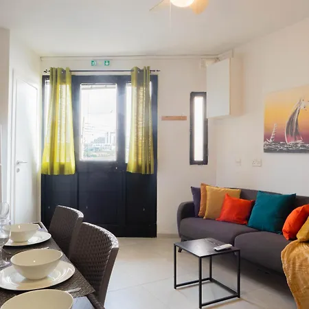 Sunny House With Jacuzzi - Steps From The Sea Apartman *